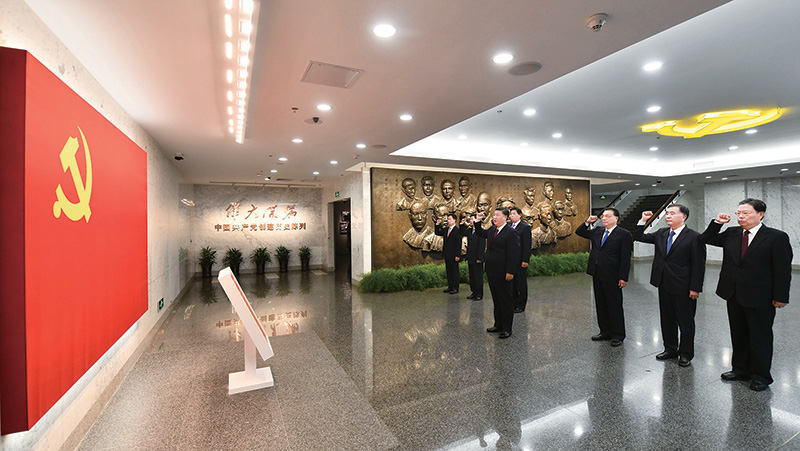 2017年10月31日，中共中央總書記、國家主席、中央軍委主席習近平帶領(lǐng)中共中央政治局常委李克強、栗戰(zhàn)書、汪洋、王滬寧、趙樂際、韓正，瞻仰上海中共一大會址和浙江嘉興南湖紅船。這是31日上午，在上海中共一大會址紀念館，習近平帶領(lǐng)其他中共中央政治局常委同志一起重溫入黨誓詞。 